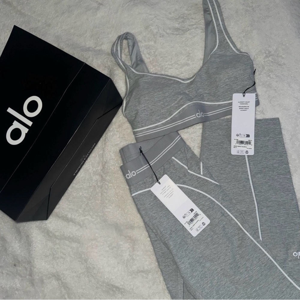 SMALL ALO Yoga Women's Light Gray Yoga Set